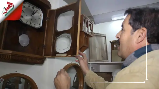بطابع مغربي أمازيغي.. حرفي يعيد للساعات القديمة رونقها (فيديو)