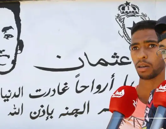 أصدقاء عثمان الغريق يوم تسلمه لـ”الباك” يكرمونه بجدارية في الحي: لم نصدق الخبر ولن ننساه (فيديو)