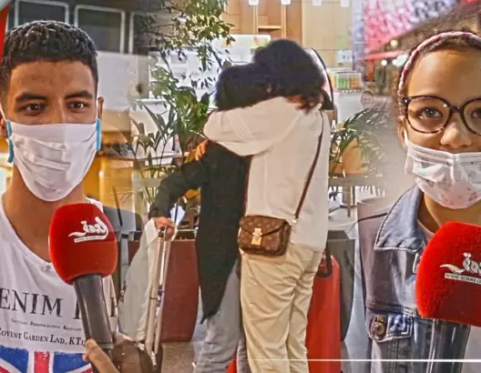 مغاربة يلتقون بذويهم بمطار الرباط سلا