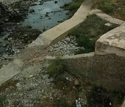 “مياه عادمة” تُهدد صحة السكان وتنذر بكارثة بيئية بجماعة تابعة لإقليم خنيفرة