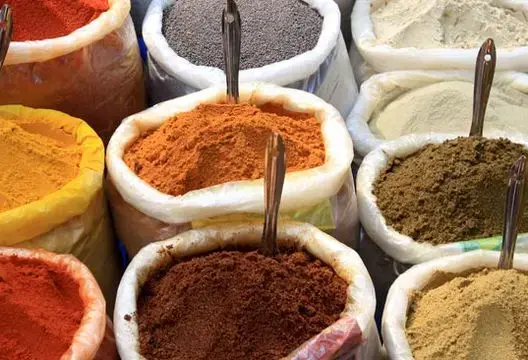 قبيل العيد.. تعرف على طرق ماكرة يستعملها تجار للغش في التوابل (فيديو)