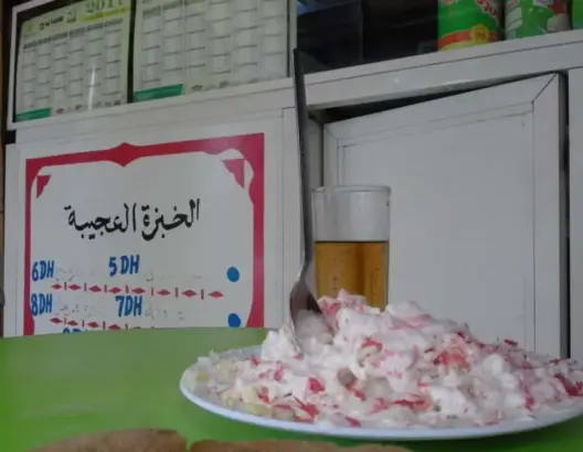 لكشف ملابسات “تسمم جماعي”.. لجنة تزور محل “الخبزة العجيبة” بمراكش