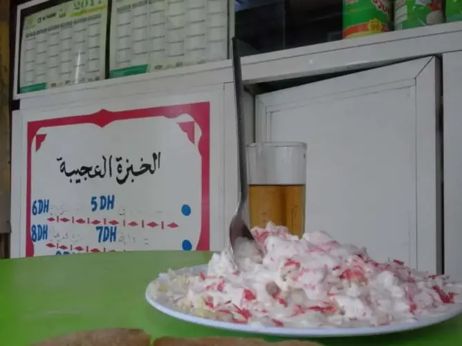 لكشف ملابسات “تسمم جماعي”.. لجنة تزور محل “الخبزة العجيبة” بمراكش