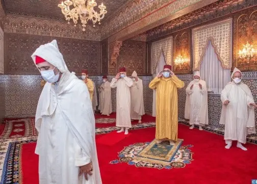 بالفيديو… الملك محمد السادس يؤدي صلاة  العيد وينحر الأضحية