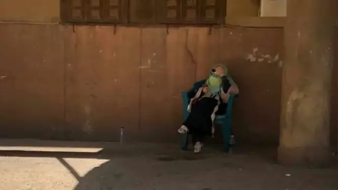 بعد غياب دام 18 عاما .. نجاة الصغيرة تظهر بـ”النقاب” وتثير جدلا (صور)