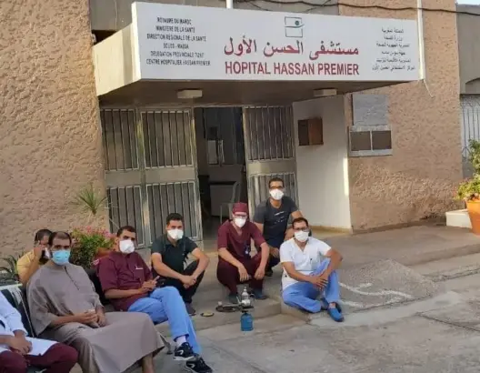 ممرضون وأطباء بجناح “كوفيد19”  يفترشون أرضية مستشفى تيزنيت