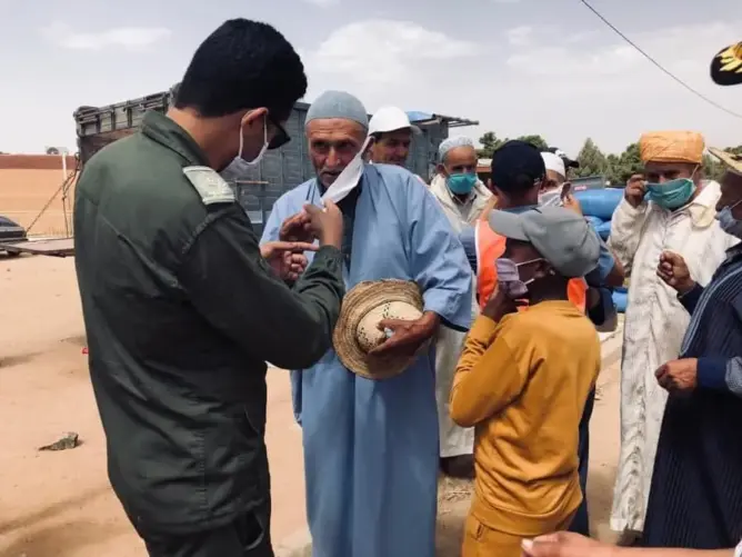سلطات تارودانت تواصل توزيع الكمامات على ساكنة البوادي والقرى