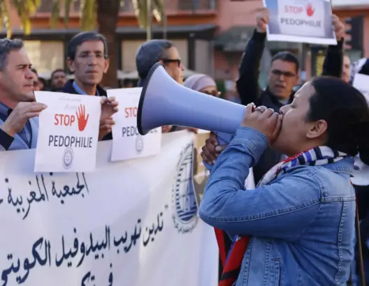 هل أخلفت السفارة الكويتية وعدها؟.. البيدوفيل الكويتي يغيب عن المحاكمة رغم قرار إحضاره ديبلوماسيا