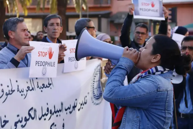 هل أخلفت السفارة الكويتية وعدها؟.. البيدوفيل الكويتي يغيب عن المحاكمة رغم قرار إحضاره ديبلوماسيا