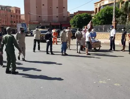 سلطات دمنات توزع كمامات على المواطنين وتدعوهم لاحترام التدابير الوقائية