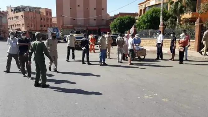 سلطات دمنات توزع كمامات على المواطنين وتدعوهم لاحترام التدابير الوقائية