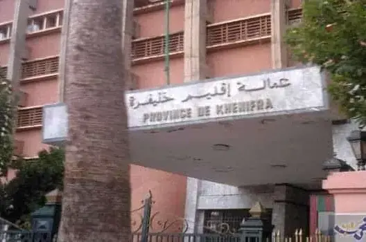 السلطات تشترط “رخصة” لدخول خنيفرة ومريرت وتغلق قاعات الحلاقة والحمامات