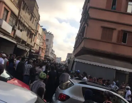 تمرد العديد من التجار ضد قرار للسلطات يقضي بإغلاق المحلات التجارية على الساعة السادسة