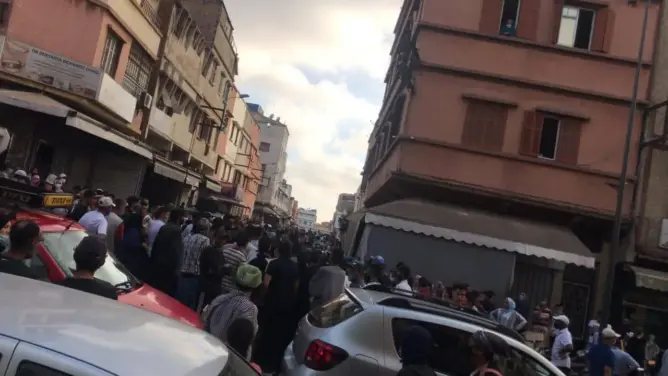 تمرد العديد من التجار ضد قرار للسلطات يقضي بإغلاق المحلات التجارية على الساعة السادسة