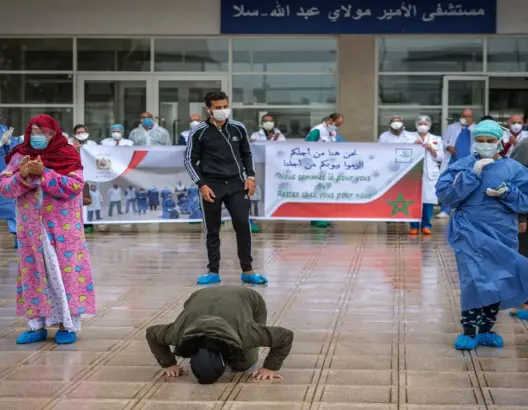أطباء وأطر صحية بالمغرب يودعون متعافين من كورونا