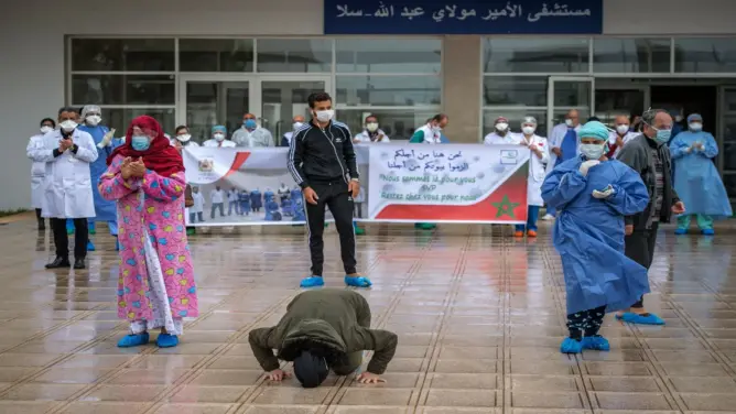 أطباء وأطر صحية بالمغرب يودعون متعافين من كورونا