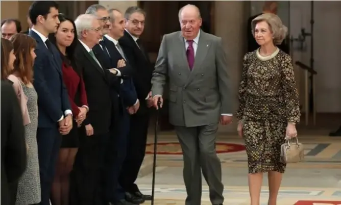ملك إسبانيا السابق يغادر بلاده إلى المنفى بعد التحقيق معه في شبهات فساد