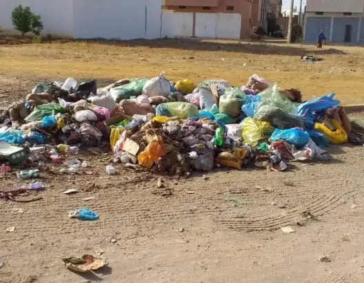 الخميسات تتحول إلى “مزبلة كبيرة” بعد عيد الأضحى والاستياء يعم الساكنة