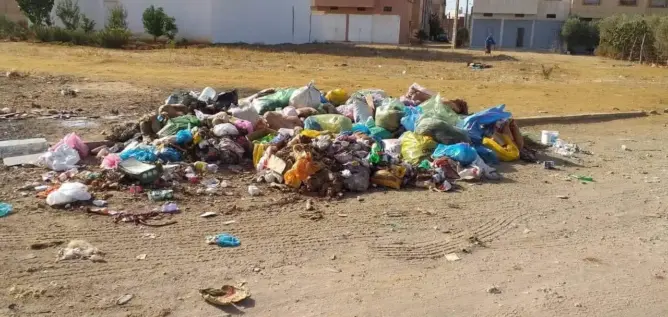 الخميسات تتحول إلى “مزبلة كبيرة” بعد عيد الأضحى والاستياء يعم الساكنة
