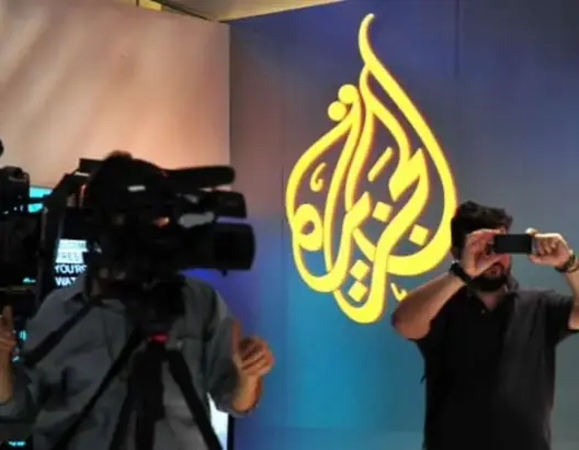 بعد إقالة الحكومة.. الأمن يقتحم مكتب “الجزيرة” بتونس ويطرد الصحفيين منه