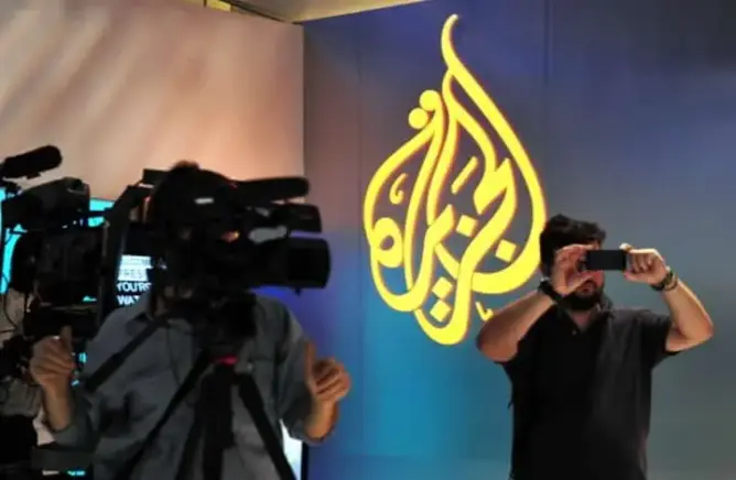 بعد إقالة الحكومة.. الأمن يقتحم مكتب “الجزيرة” بتونس ويطرد الصحفيين منه