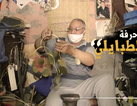 المعلم الناوي.. صانع تقليدي مراكشي يحول النحاس إلى تحف فنية
