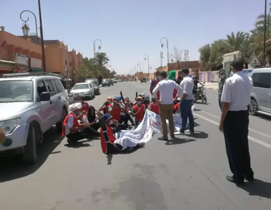 معطلون بالمحاميد الغزلان يحتجون أمام عمالة زاكورة طلبا للشغل (صور)