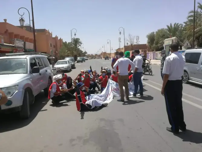 معطلون بالمحاميد الغزلان يحتجون أمام عمالة زاكورة طلبا للشغل (صور)