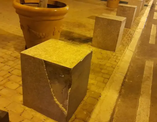 مكعبات رخامية تتعرض للتخريب بمركز مدينة تفراوت