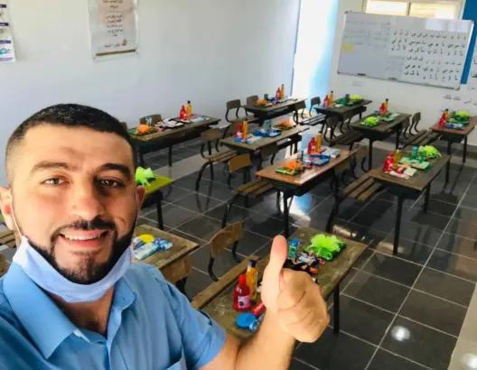 هشام .. أستاذ بجبال الريف يستقبل تلامذته بالمعقمات والحلويات والألعاب (صور)