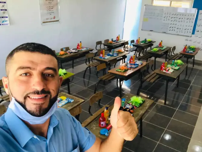 هشام .. أستاذ بجبال الريف يستقبل تلامذته بالمعقمات والحلويات والألعاب (صور)