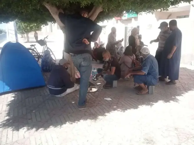 محتجون يقتحمون إدارة “العمران” بتزنيت ويقررون خوض اعتصام مفتوح أمامها