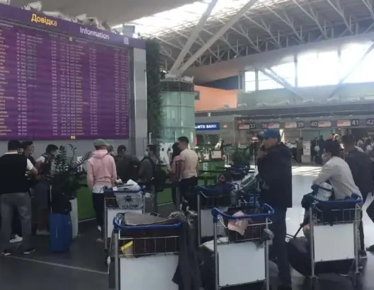 بسبب العربية للطيران .. 43 طالبا مغربيا يقضون ليلة بيضاء بمطار “كييف” الأوكراني