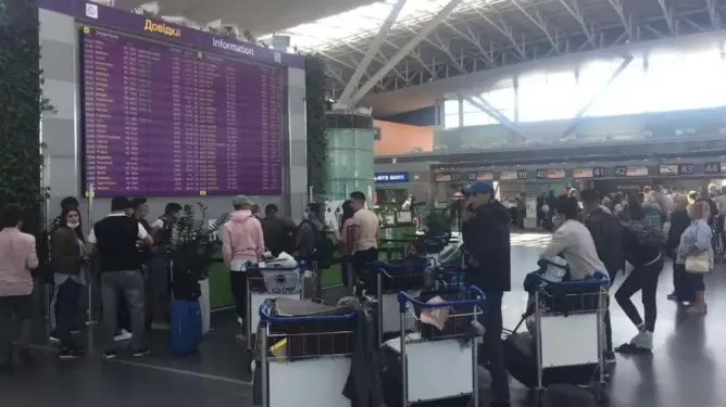 بسبب العربية للطيران .. 43 طالبا مغربيا يقضون ليلة بيضاء بمطار “كييف” الأوكراني