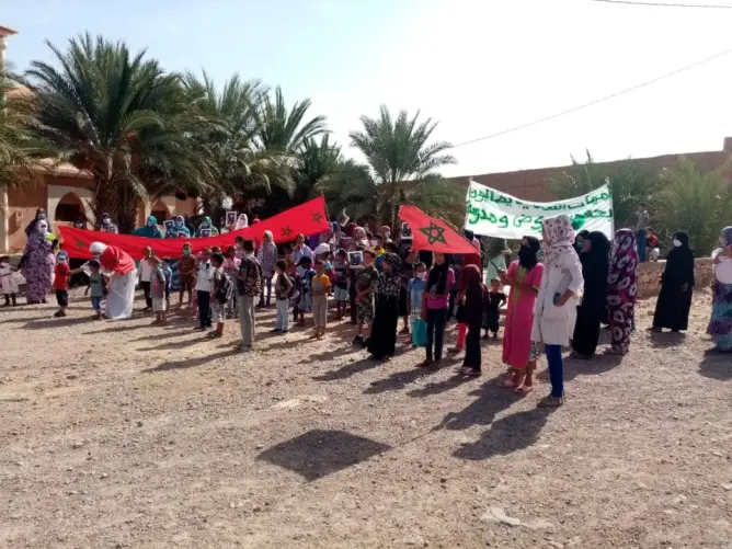 بينهم أطفال .. احتجاجات بترناتة ضواحي زاكورة للمطالبة بإحداث مدرسة عمومية