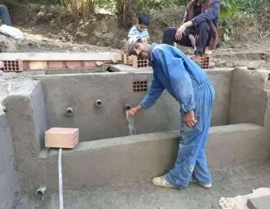 شباب قرية نائية يرفعون شعار ” توازة” في إصلاح الطرق والعيون