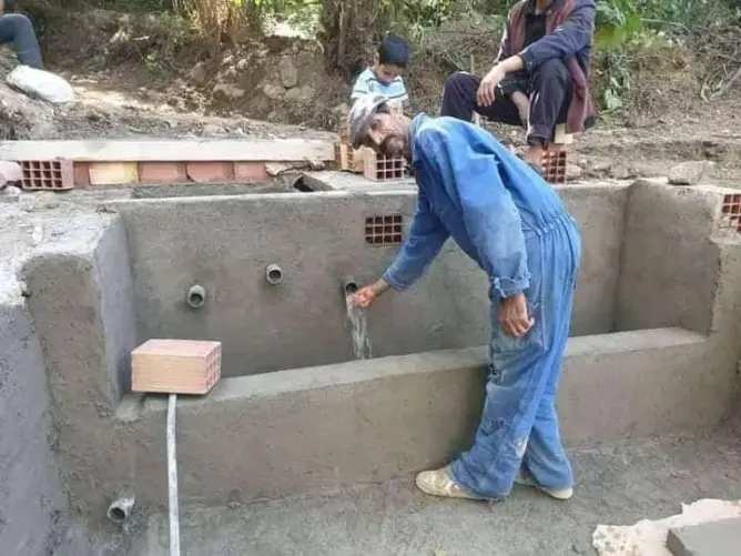 شباب قرية نائية يرفعون شعار ” توازة” في إصلاح الطرق والعيون