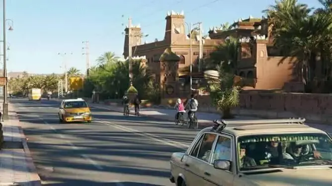 تجار زاكورة يستغربون إغلاق محلاتهم في الثامنة مساءً ويعتبرونه “قرارا ارتجاليا”