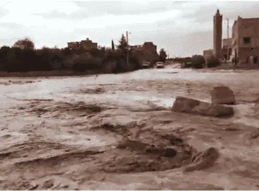 انقطاع طريق بسبب الأمطار