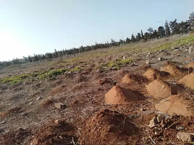 نشطاء يستنكرون إهمال قبور رضع مجهولي الهوية بمقبرة الرحمة بالبيضاء (صور)