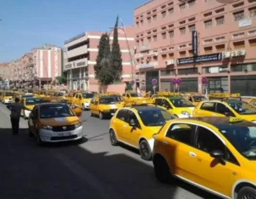 سيارات الأجرة تقرر خوض احتجاج ببني ملال.. وتدعو للتراجع عن قرار عاملي