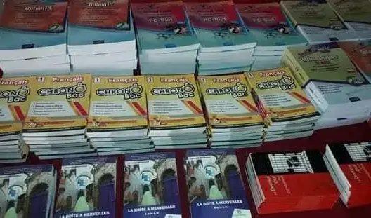 خصصت لشراء كتب الخزانة.. هبة مالية لثانوية أبي القاسم الزياني بخنيفرة من تلميذة سابقة (صور)