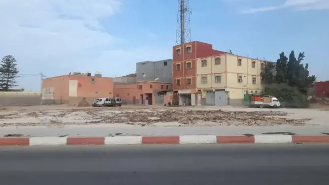 مجلس جماعة “أيت ملول” في مرمى انتقادات الشباب بعد حرث ملعب (صور)