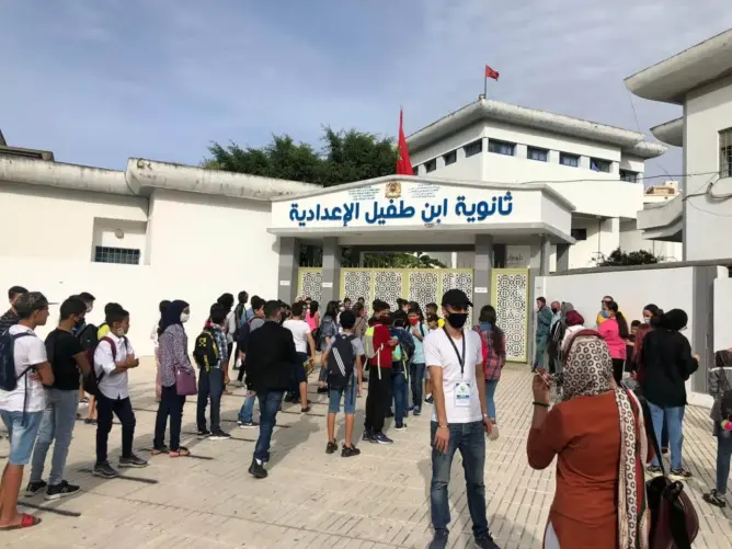 “طنجة مدينتي” تشرف على تحسيس تلاميذ “ابن طفيل” بمخاطر “كورونا” (صور)