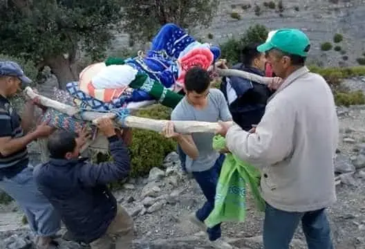 مواطنون يحملون مريضة فوق نعش بتاونات