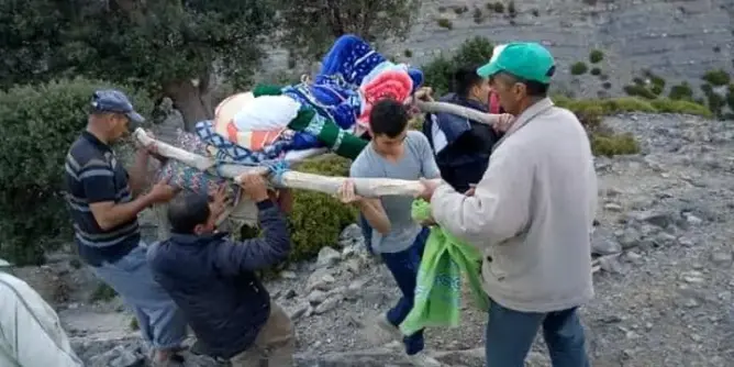 مواطنون يحملون مريضة فوق نعش بتاونات