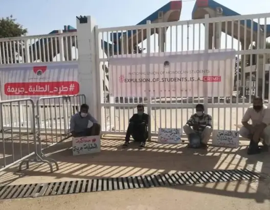 طلبة يعتصمون أمام كلية العلوم بأكادير
