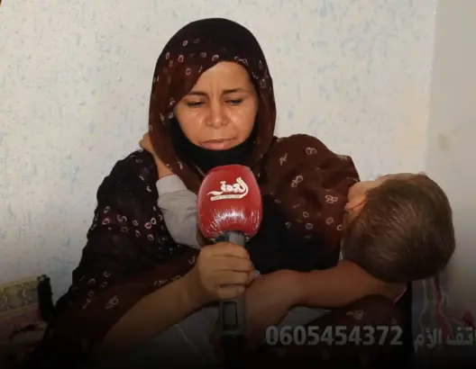 من داخل منزل مساحته 8 أمتار.. أم تستغيث: إبني يعاني من ثقوب في عضوه الذكري (فيديو)