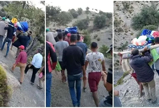 مواطنون يحملون مريضة فوق نعش بتاونات