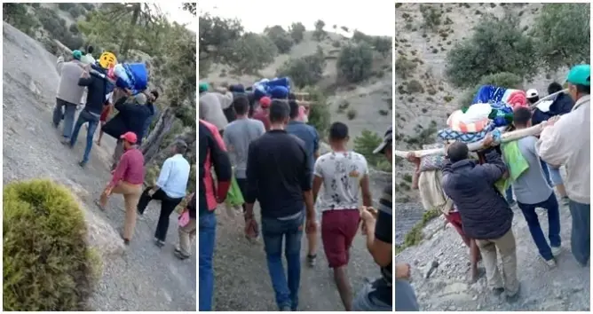 مواطنون يحملون مريضة فوق نعش بتاونات